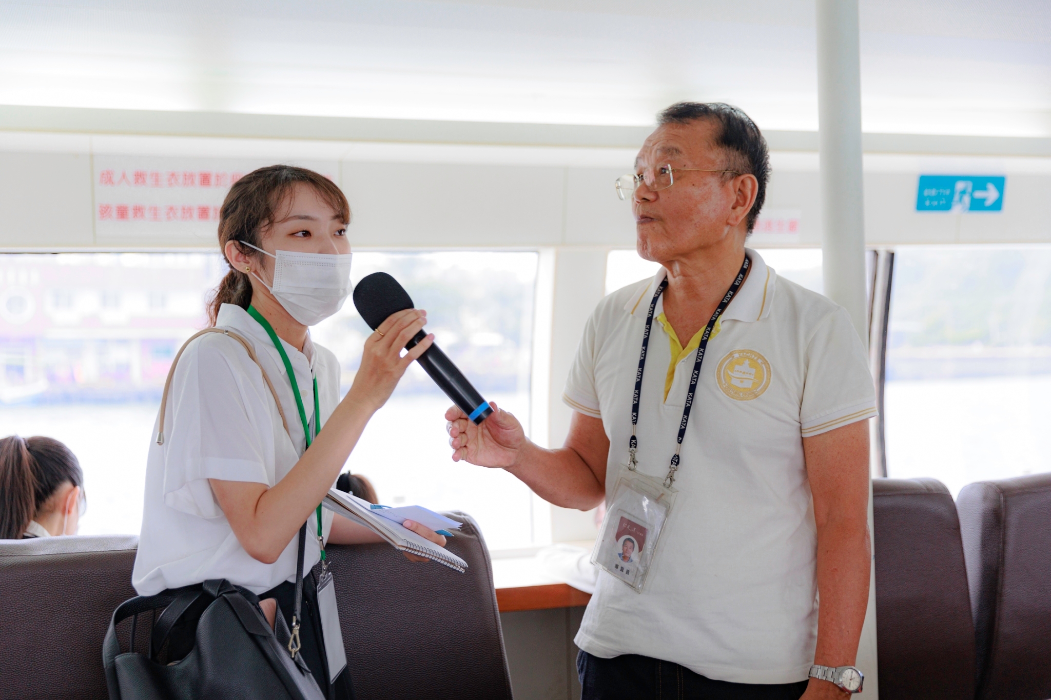翻譯系陳美優同學（左）在文化遊艇保庇號擔任翻譯解說員